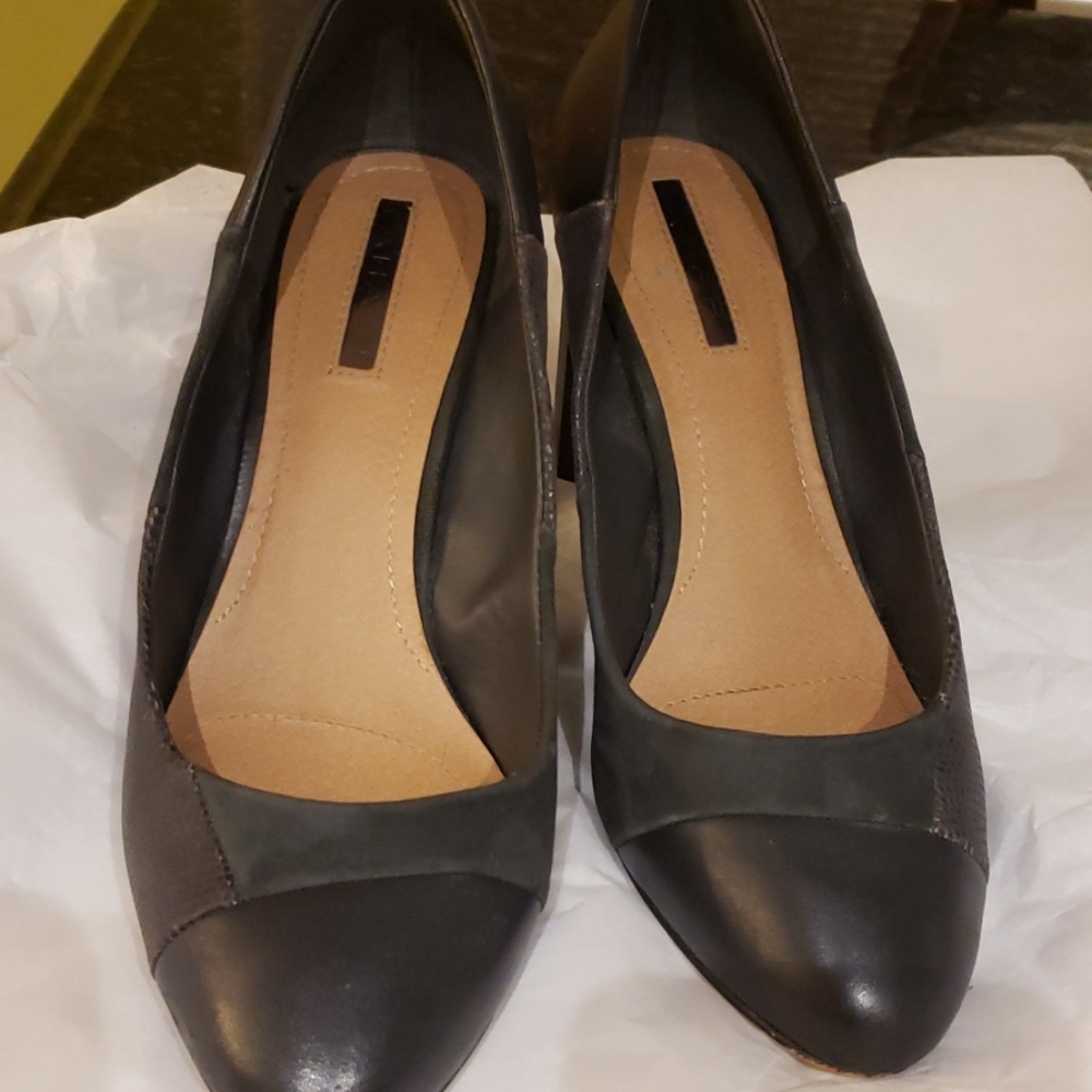 Tahari brand pumps